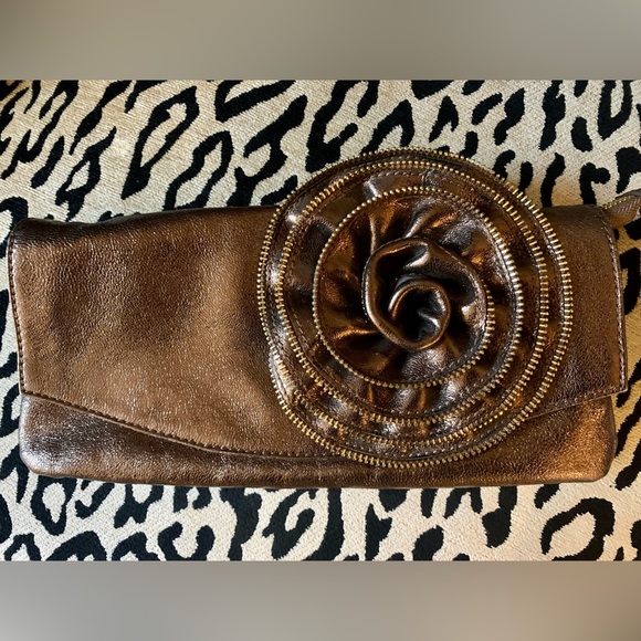 NWOT BEAUTIFUL BRONZE COLORED CLUTCH. 2COMPARTMENTS PLUS ZIPPER COMPARTMENT. - Picture 2 of 9